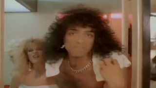 Kiss - Heaven´s On Fire + Text (1984)