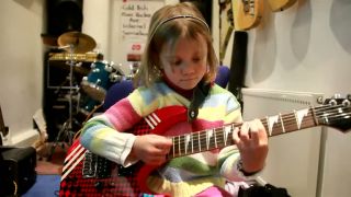 Zoe Thomson - malá rockerka.