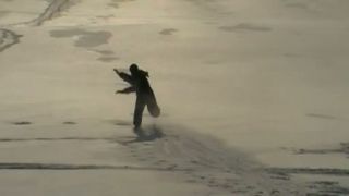 Nový šport? "Sole skiing"
