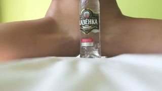 Sexi blondínka a vodka v rozkroku