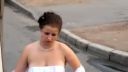 video Ruská nevesta sa vracia domov zo svadby