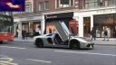 Aventador brázdi ulice Londýna