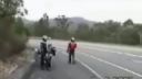 video Pád z motorky v zákrute
