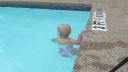video Dievčatko prvýkrát prepláva cez bazén