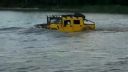 Hummer H1 surfuje na rieke