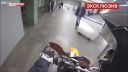 Rus na motorke sa vozí v metre