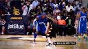 video Biely basketbalista štrikuje s loptou