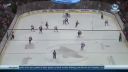 NHL brankár strieľa gól
