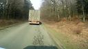 video Kamión predbiehal traktor na úzkej ceste