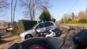 video Čelná zrážka motorkára s autom
