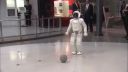 Prezident Obama si zahral futbal s robotom