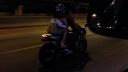 video V sukni sadla na motorku