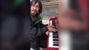 video Bezdomovec skomponoval emotívnu skladbu