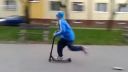 Kolobežkári v Senici - Námestie Slobody - skočenie z u - ram