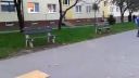 Kolobežkári v Senici - Námestie Slobody - skočenie z u - ram