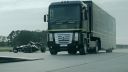 video Prejazd F1 monopostu popod kamión