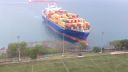 video Kontajnerová loď narazila do pobrežia (Hong Kong)