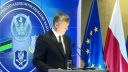 video Poľský minister obrany si nastavuje mikrofón
