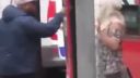video Keď blondínu napadne agresívny chlap