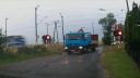 video Vlak nabral nákladné auto v plnej rýchlosti (Poľsko)