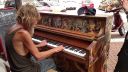 video Bezdomovec zahral emotívnu skladbu na piane