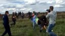 video Kopala imigrantov, z televízie dostala padáka (Maďarsko)