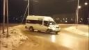 Medzičasom v noci na ruskom kruhovom objazde