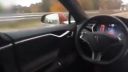 Aktivoval autopilota a sadol si dozadu (Tesla)