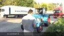 Modry traktor na dialnici