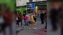 video Medzičasom na ulici v Brightone (UK)