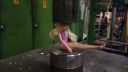 Drvenie Barbie s hydraulickým lisom
