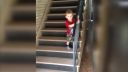 video Janko, po schodoch choď opatrne!