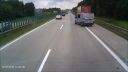 video Policajti cúvajú na diaľnici (reakcia poľského vodiča)