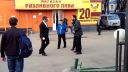 video Traja moslimovia vs. Rus (pouličná potýčka)
