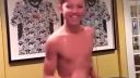 Jacob Sartorius cvičí