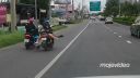 video Kung-fu bitka na mopedoch! (cestná pomsta)