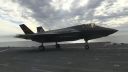 Americká stíhačka F-35 testuje vertikálne pristávanie.