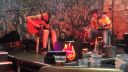 Dj tiesto na dvoch akustickych gitarach