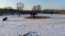 video Poliaci sa sánkujú na zamrznutom rybníku