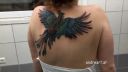 video Na chrbte má vytetovaného letiaceho vtáka