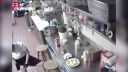 video Zákazník vrátil hotdog, pracovíčka sa mu nechutne pomstila!