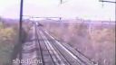 video Stihol odskočiť pred vlakom