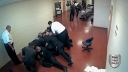 video 1 väzeň vs. celá policajná stanica (USA)