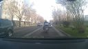 Drzý skútrikár (BL - 255PO)na Tomášikovej v BA oškrel auto a uši