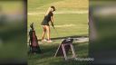 video Zlatokopka rozhadzuje svoje siete na golfovom ihrisku