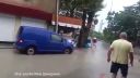 Chlapec spadol do kanála a utopil sa priamo pred jeho mamu