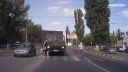 KAMAZ to neubrzdil a zrazil otca s dieťaťom (Rusko)