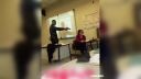 video Na učiteľku vytiahol falošnú zbraň (Francúzsko)