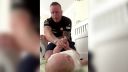 Otecko prvýkrát prebaľoval dcérku, ktorá sa poriadne pokadila