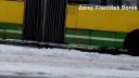 VIDEO: Autobus MHD sa v Bratislave šmýkal dole kopcom